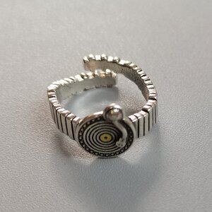 Second-hand women's fashion classic rings